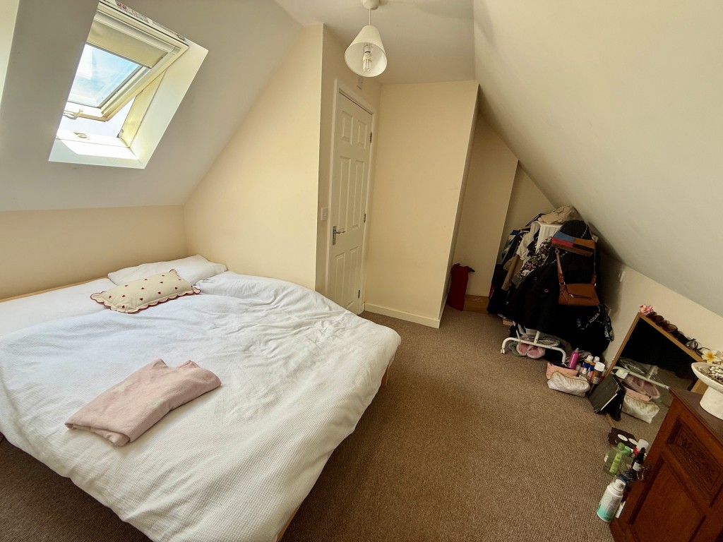 Lot: 163 - FREEHOLD INVESTMENT COMPRISING FIVE FLATS - Flat E Bedroom